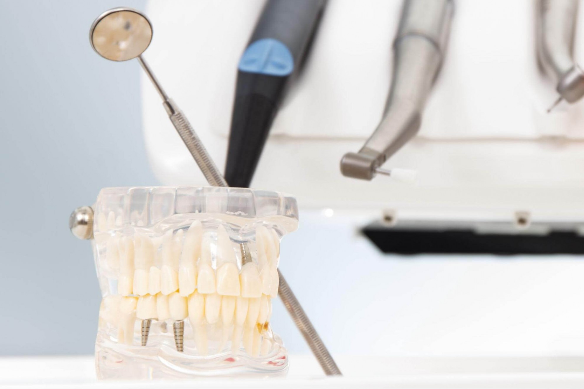 了解人工植牙過程與關鍵步驟，能讓您在追求口腔健康的道路上更加安心與放心。