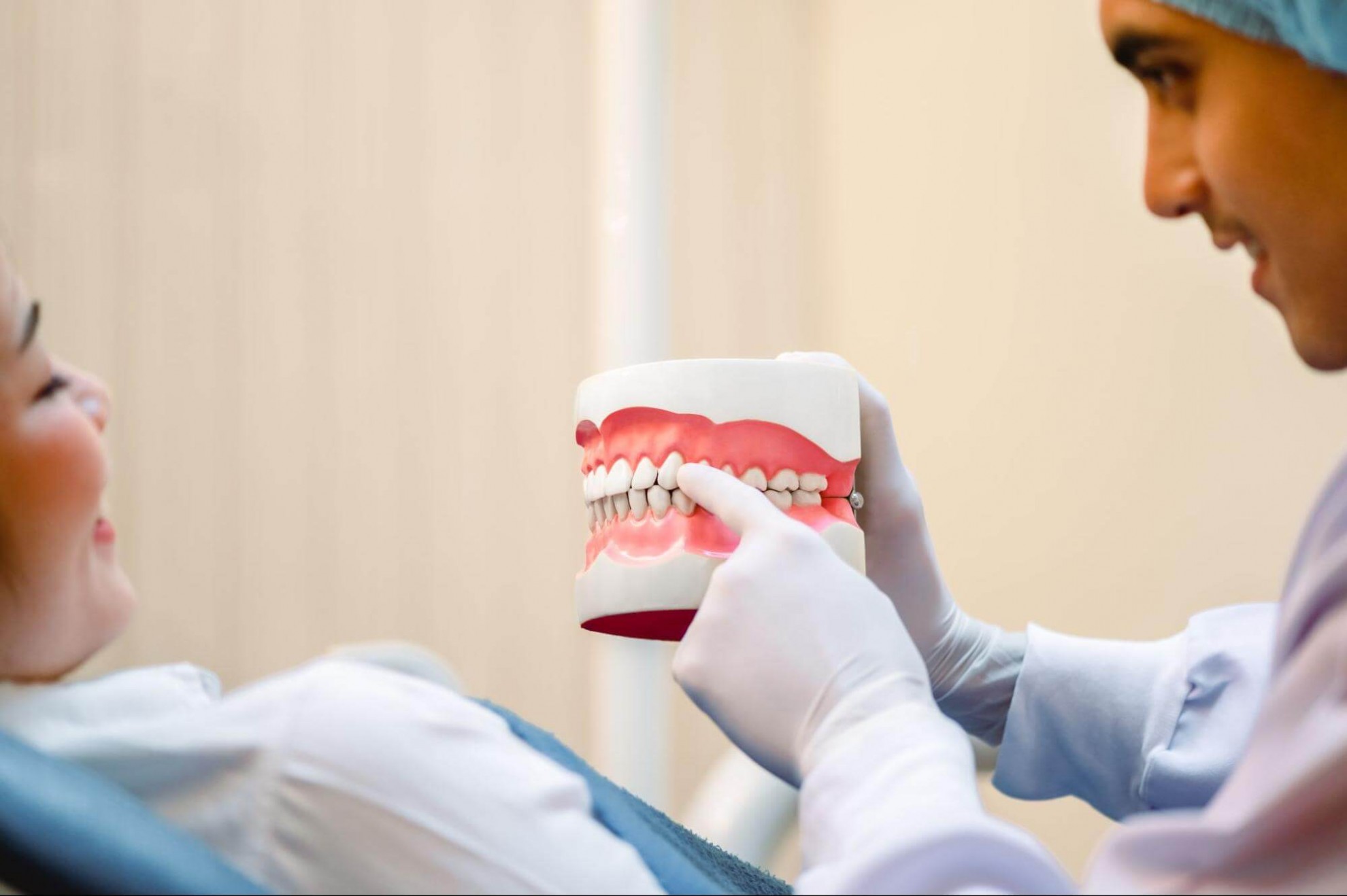 牙齦膿包戳破險釀大禍?會自己消嗎?牙醫詳解正確處理3方法 牙齦膿包發炎成因及治療方式