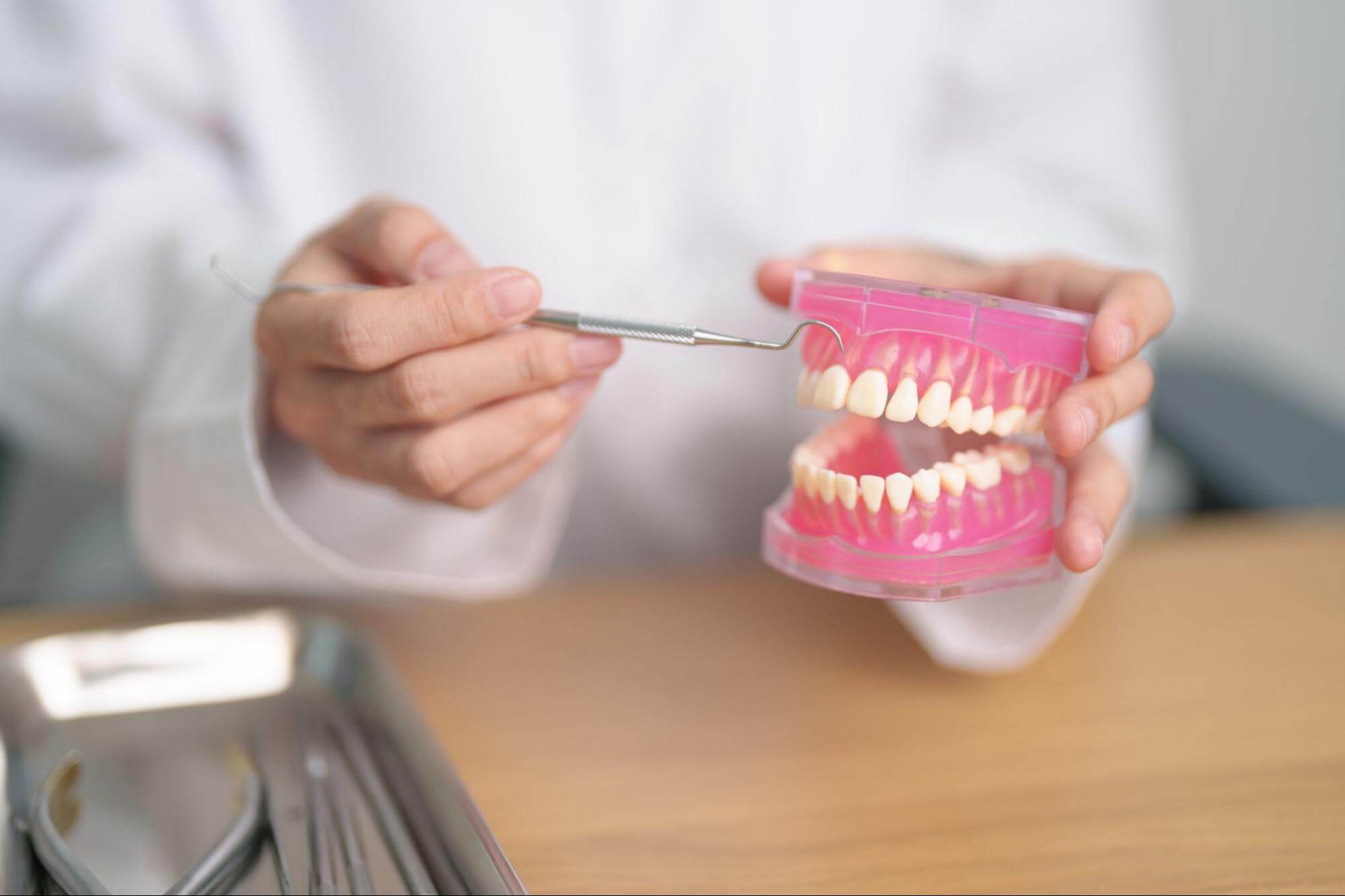 牙齦萎縮長得回來嗎?解析初期原因與症狀,教您如何補救恢復 牙齦萎縮初期會造成牙齒變長、牙縫變大、牙根外露、敏感性牙齒等問題。