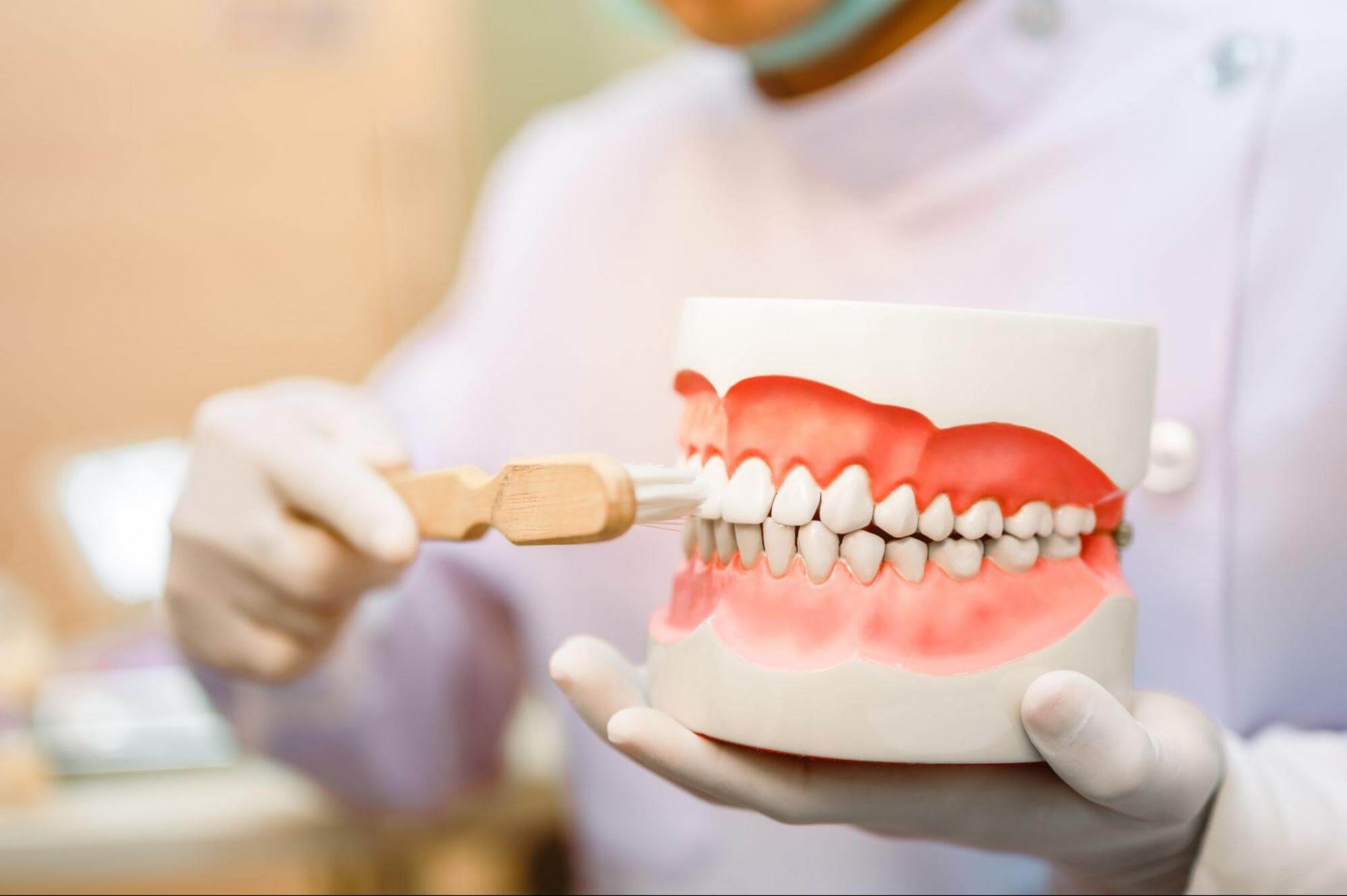 牙齦萎縮長得回來嗎?解析初期原因與症狀,教您如何補救恢復 預防牙齦萎縮的照護方式如貝氏刷牙法、定期洗牙。