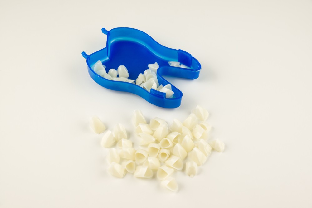 陶瓷貼片費用指南》一篇瞭解陶瓷貼片價差因素與合理價格區間 坊間為何有更便宜的美白貼片價格?單顆瓷牙貼片價格怎麼算?