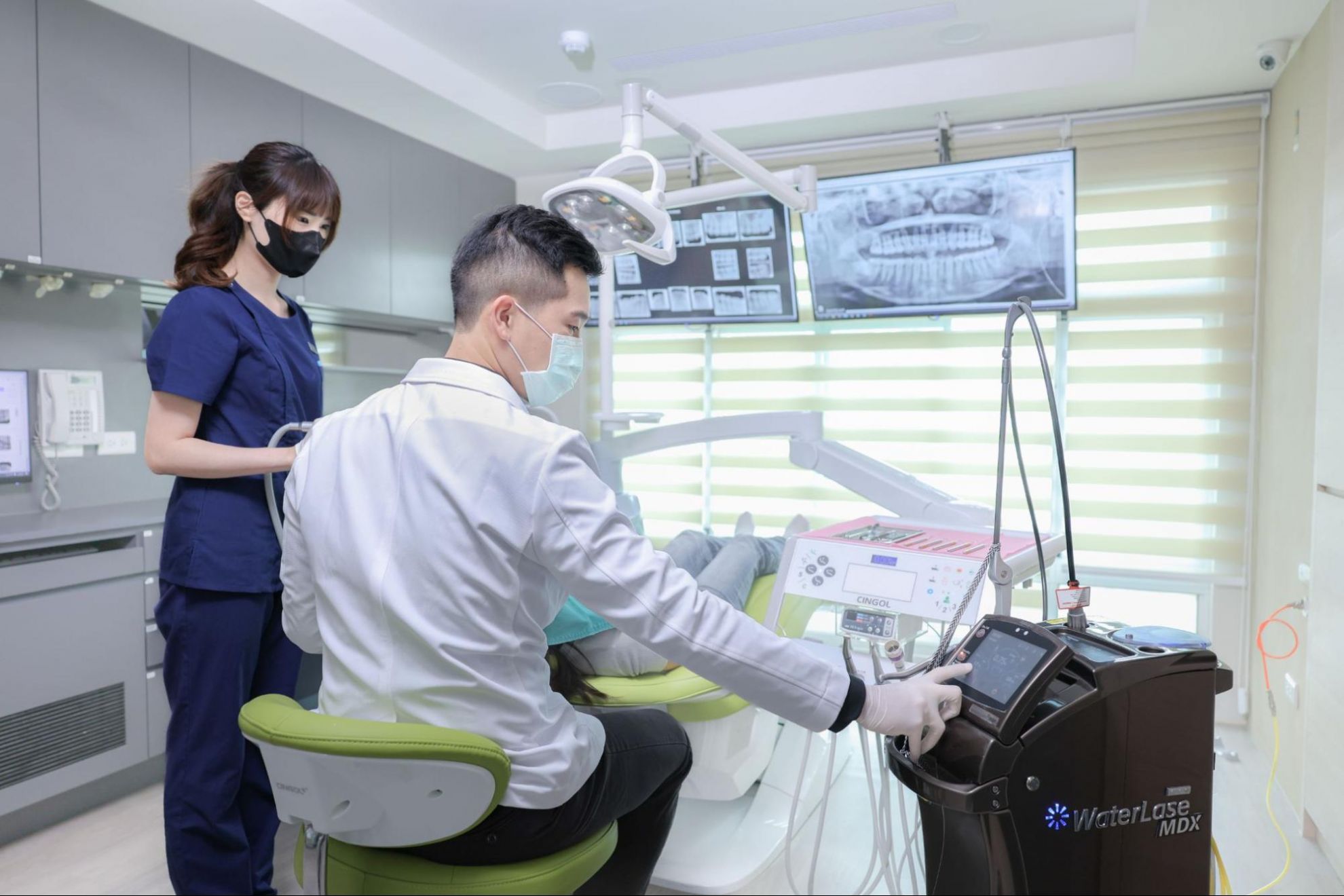 牙齦一直流血怎麼辦?一次看懂牙周病原因、症狀及治療方式 醫師治療牙齦受傷發炎